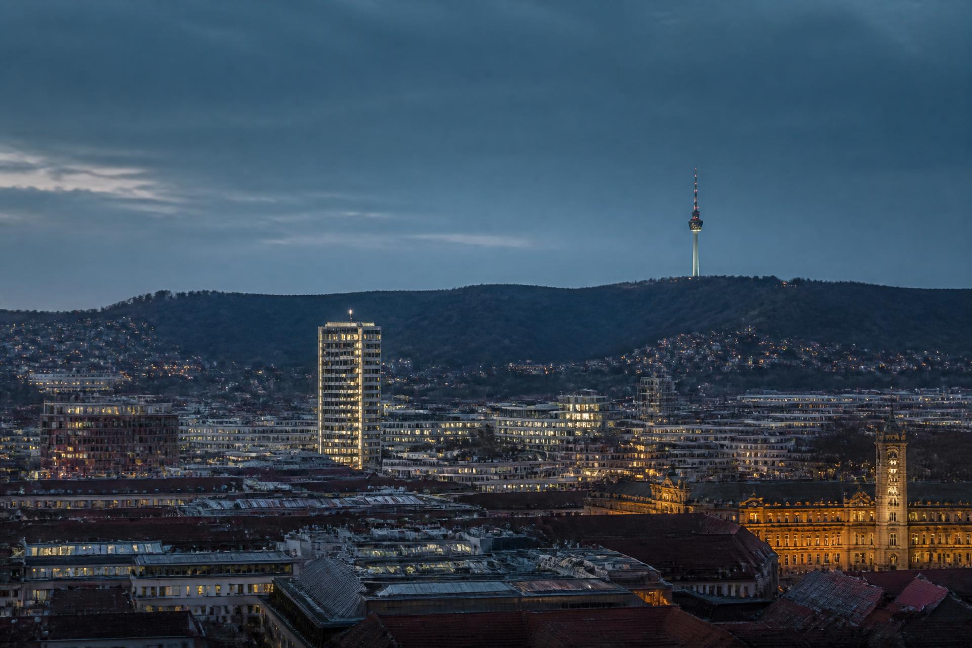 Stuttgarter Stadtansicht mit Fernsehturm in der Abenddämmerung
